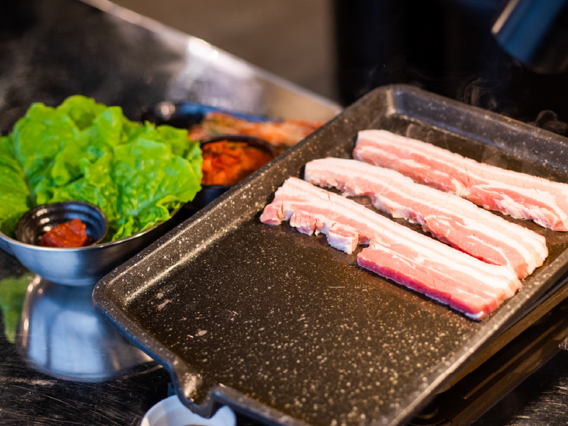 ①鉄板が温まったらサムギョプサルの肉を乗せる